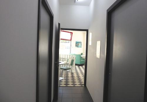 Blick vom Flur ins Lokal