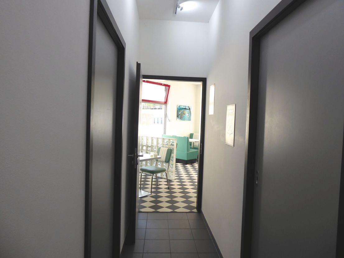 Blick vom Flur ins Lokal