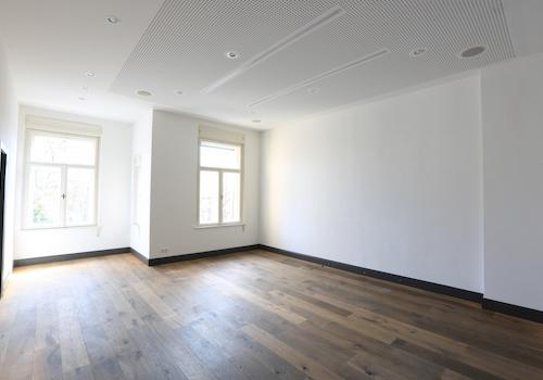 Büro/Besprechung mit Leinwand