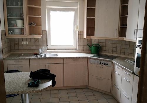 Küche mit integriertem Tisch