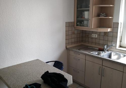 Integrierter Tisch in Küche