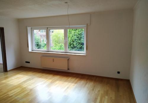 Wohnzimmer mit Gartenblick