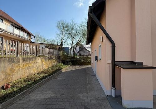 Außenansicht mit Parkplatz