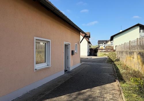 Außenansicht mit Parkplatz