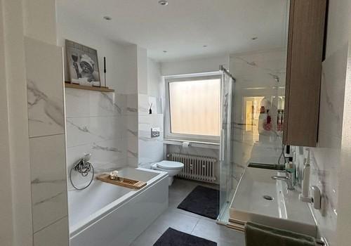 Bad mit Dusche und Badewanne 