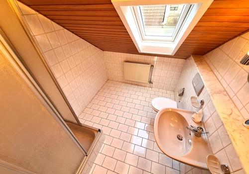 mit Duschbadezimmer