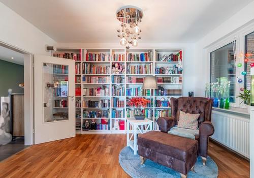 Bibliothek im Wohnzimmerbereic