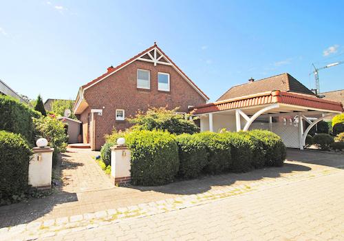 Hausansicht und Carport__