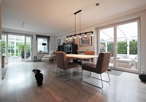 Der Essbereich mit Blick zum Wintergarten