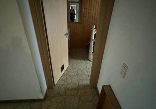 25 OG Blick über Flur ins Treppenhaus