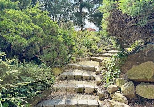 Schön angelegter Garten