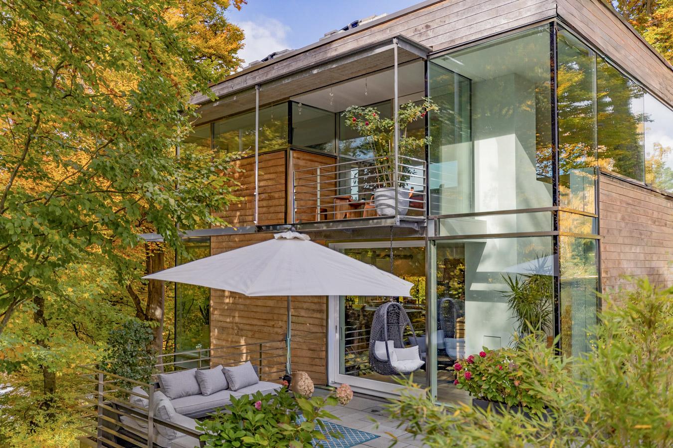 Glas und Lichtspiel vereinen Design und Natur.