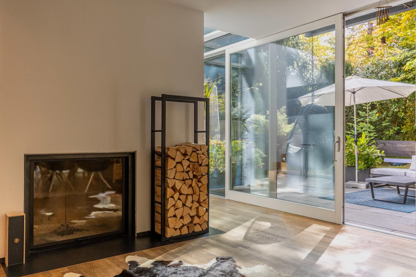 Glasfront und Kamin - Wohlfühlen zu jeder Jahreszeit.