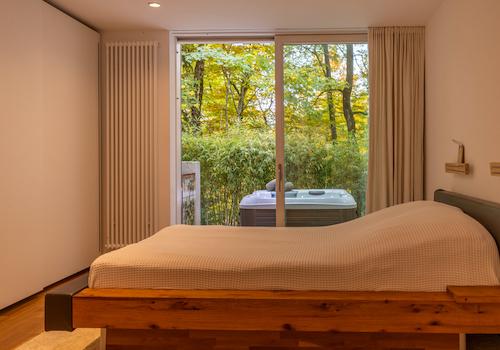 Masterbedroom mit Blick in den Wald.