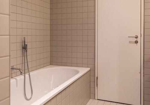 Mein Kinderbad - mit Dusche und Wanne.