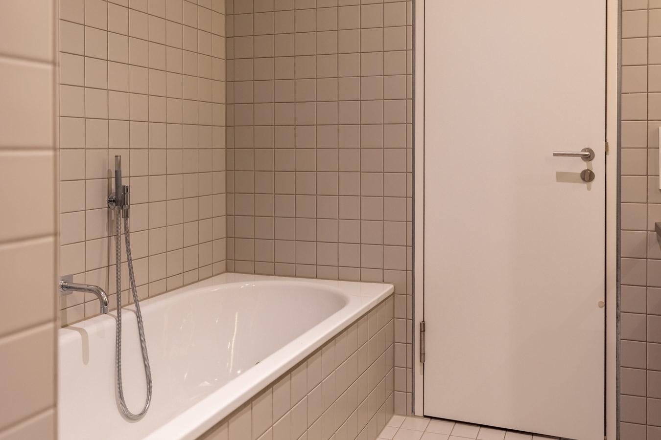 Mein Kinderbad - mit Dusche und Wanne.