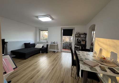 geräumiges Wohnzimmer