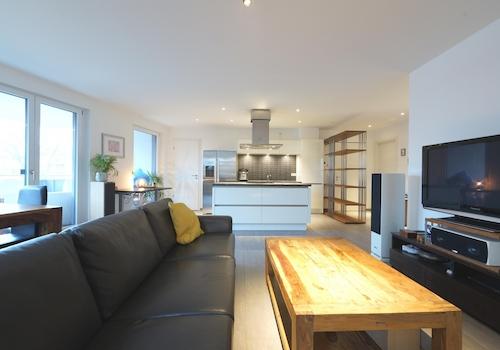 Wohnzimmer mit Balkon