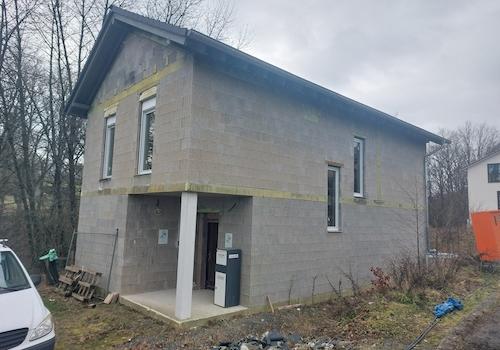 Eingang und Einstellplatz