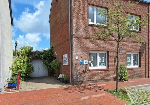 Außenansicht mit PKW-Stellplatz