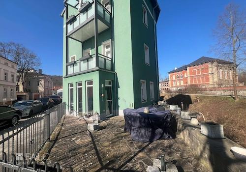 Außenansicht mit Terrasse