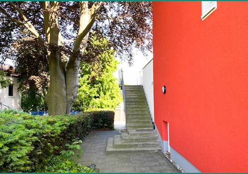 Zuwegung zum Garagenhof und zur Treppe