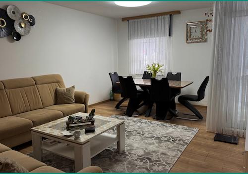 Großes helles Wohn- und Esszimmer mit...