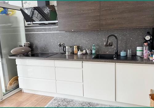 Küche mit Einbauten des Mieters mit...