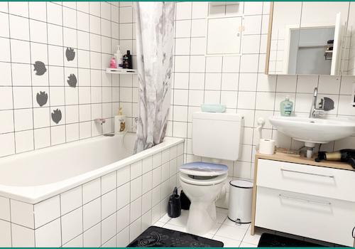 Badezimmer mit heller Verfliesung und elektrischer Abluft