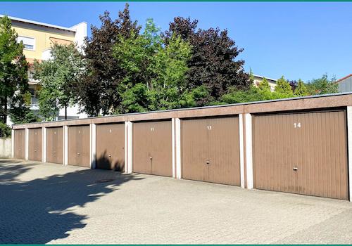 ...gepflegten Garagenhof