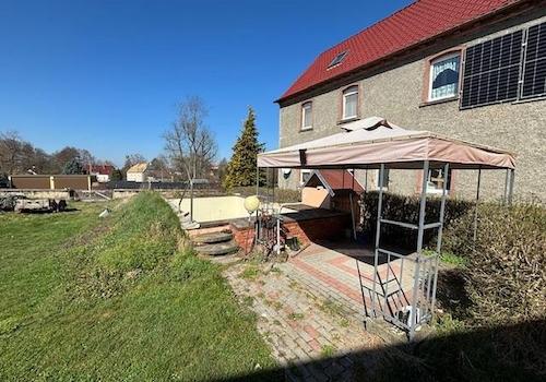 Blick auf Terasse und Pool