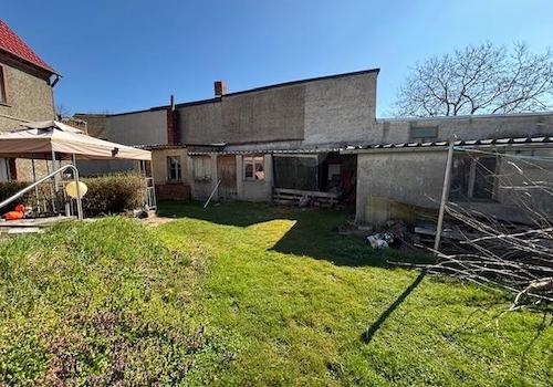 Gartenansicht auf Nebengebäude