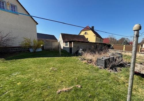 Gartenansicht auf Garage