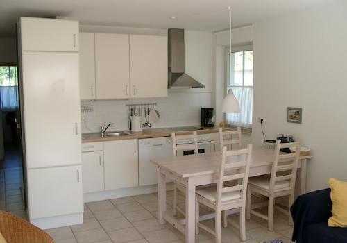 Küchenzeile mit Eßtisch