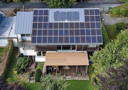 Drohnenaufnahme Solarthermie und PV-Anlage