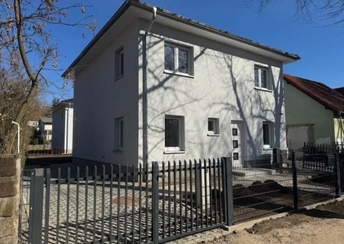 Erstbezug: moderne Stadtvilla mit geh. Innenausstattung und EBK in idyllischer Lage