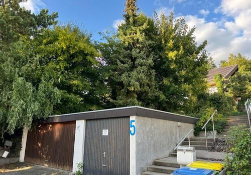 Garage links und Aufgang