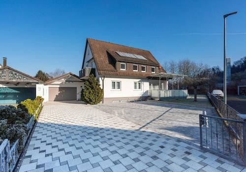 Zufahrt mit Außenstellplätzen