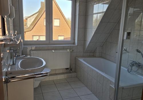 Bad mit Wanne und Dusche