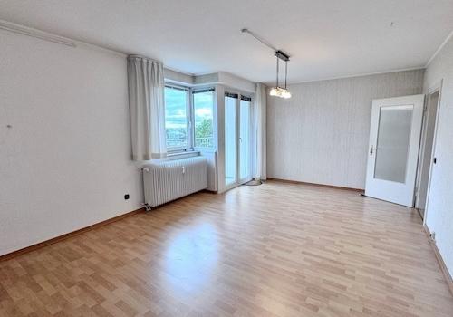 Wohn- und Esszimmer mit Balkonzugang