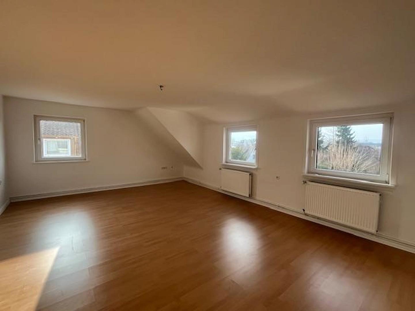 Wohnzimmer mit Fensterfronten