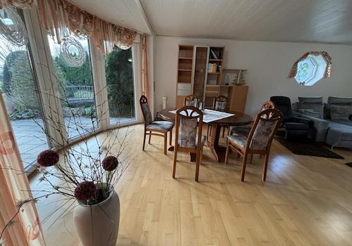 Erker mit bodentiefen Fenstern