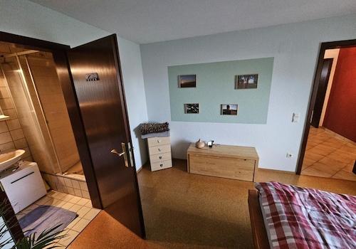 Zimmer 1 UG mit Zugang Bad