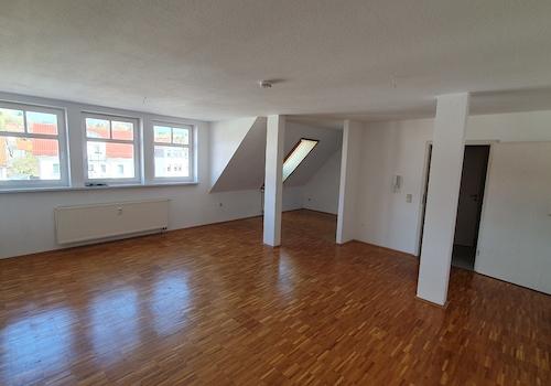 Wohnzimmer mit offener Küche