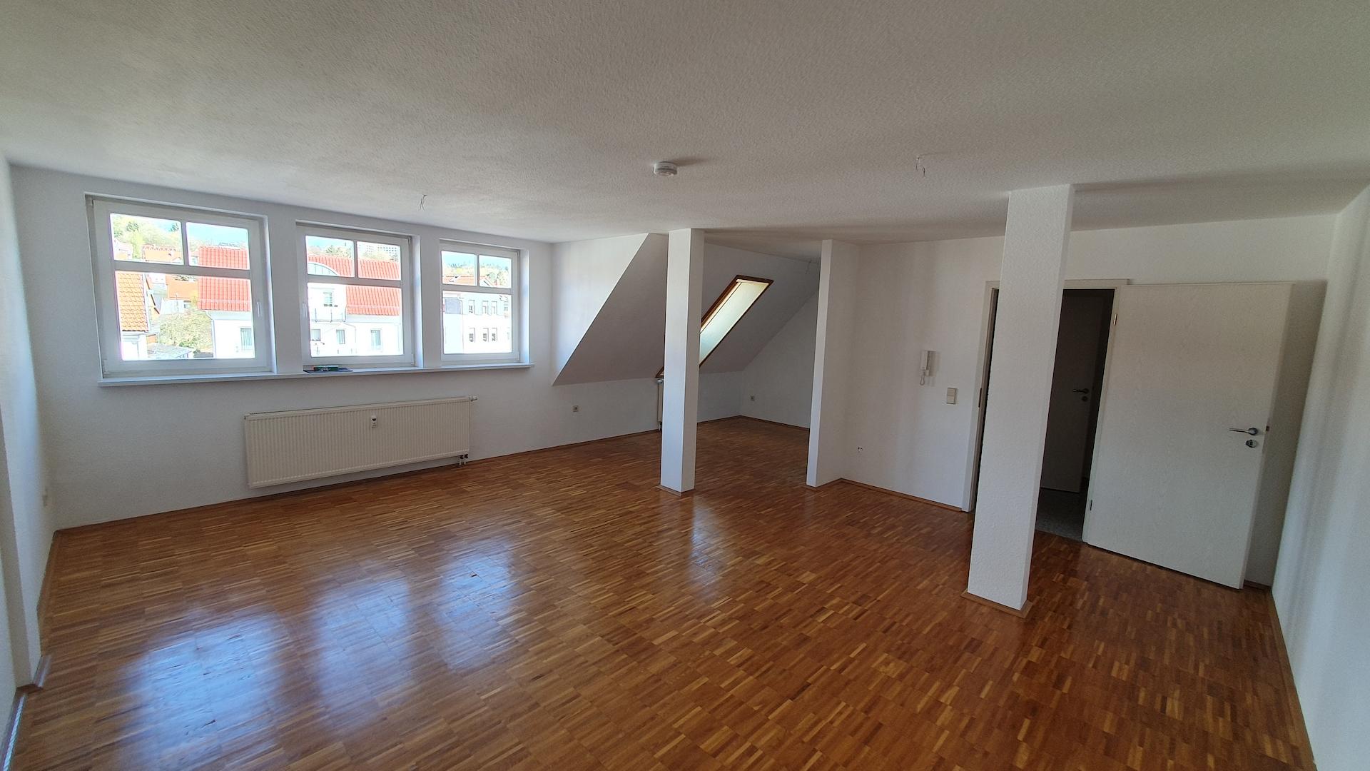 Wohnzimmer mit offener Küche