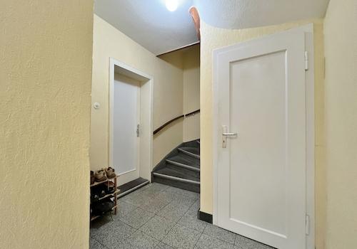Eingang Wohnung EG und Treppenaufgang