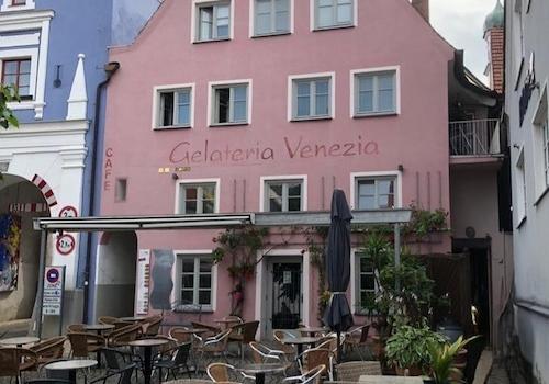 Westseite mit Bestuhlung