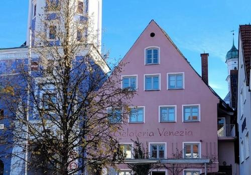 Westseite mit Vorplatz