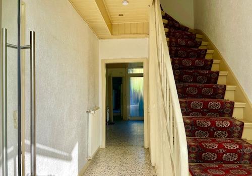 Eingang / Treppe ins OG