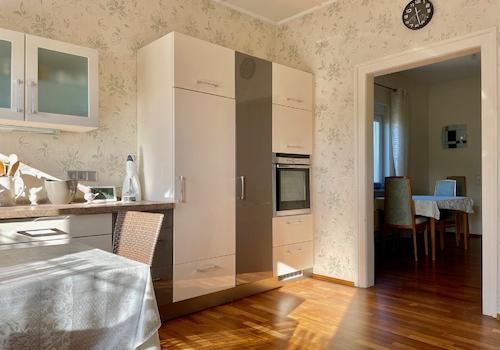 Küche mit Durchgang zum Esszimmer (OG)